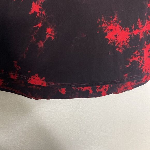 KLIEGOU Men’s Black//Red Tie Dye T Shirt with Curved Hem Size XL - Picture 3 of 4